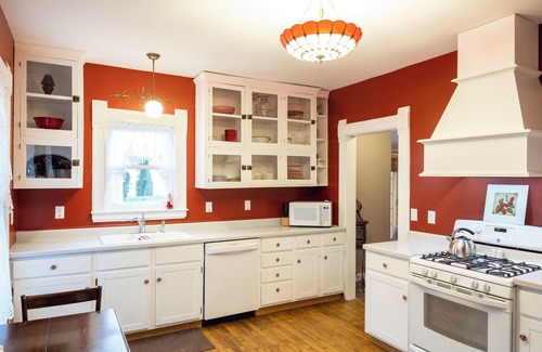 Cherry Valley Haus | Victorian*4 poster King*Walk to village*A+ Kitchen