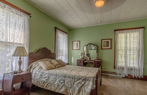 Mineral Point Sonstige | Victorian Home in Historic Mineral Point - Entire 2nd Story Suite