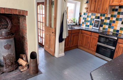 Swindon Haus | Victorian house in quiet street for 2 - 8. Garage, garden, great touring centre.