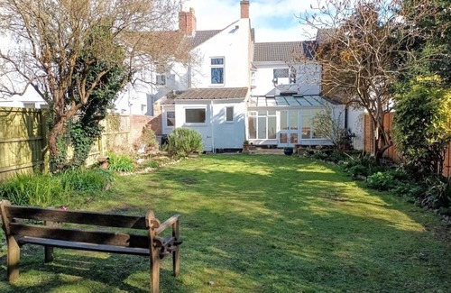 Swindon Haus | Victorian house in quiet street for 2 - 8. Garage, garden, great touring centre.