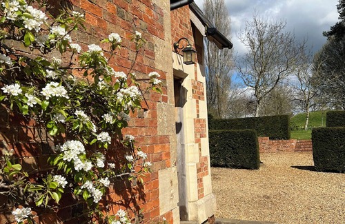 Chittoe Haus | Victorian Old Coach House With Superking Master Bedroom suite and Tennis Court.