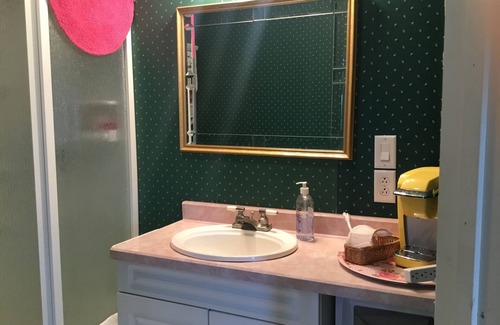 L'Anse Hotel | Victorian rose room located in the Ivory Mansion