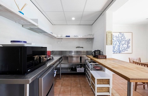 Emerald Beach Haus | Victoria’s Poolside Emerald Beach stay with Shared Pool, Near Beach and Cafes.