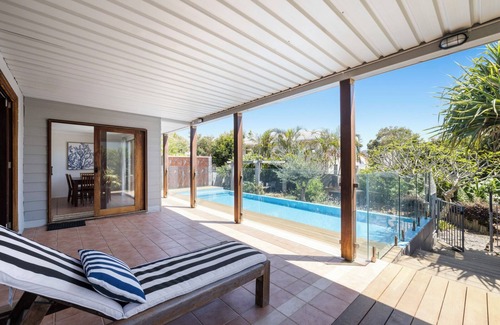 Emerald Beach Haus | Victoria’s Poolside Emerald Beach stay with Shared Pool, Near Beach and Cafes.