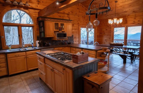 Tate Haus | "View on a Whim” Luxury Cabin with Breathtaking Views, Theatre, Hot Tubs, Hiking