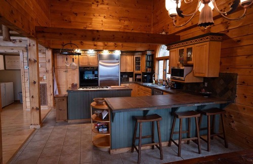 Tate Haus | "View on a Whim” Luxury Cabin with Breathtaking Views, Theatre, Hot Tubs, Hiking