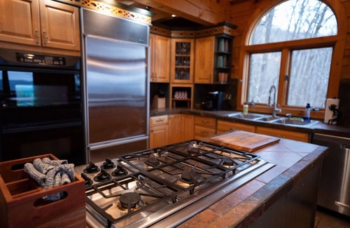 Tate Haus | "View on a Whim” Luxury Cabin with Breathtaking Views, Theatre, Hot Tubs, Hiking