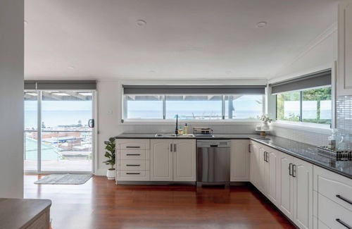Burnie Haus | View Point: Ocean Views & Near CBD