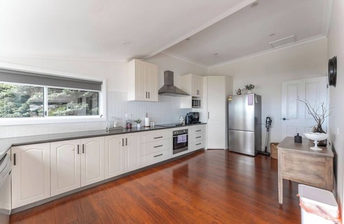 Burnie Haus | View Point: Ocean Views & Near CBD