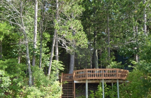 Higgins Lake Hütte | Aussicht, privater See, Deck & Dock, ruhiger Wald. Schönes Ferienhaus und See