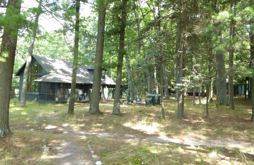 Higgins Lake Hütte | Aussicht, privater See, Deck & Dock, ruhiger Wald. Schönes Ferienhaus und See