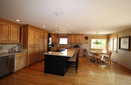 Redlands Haus | Views and Privacy & on the Tour of Moon Bike Loop!