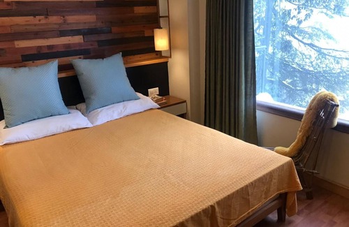 Shimla Wohnung | Blick von der Spitze von Shimla, 600 m von der Mall Road und The Ridge, Drive-In