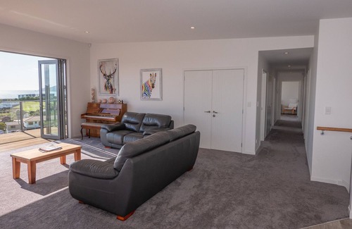 Cable Bay Haus | Views on Stratford - Encompassing Across The Bay