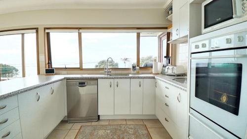 Browns Bay Haus | Views & Short Walk To Beach