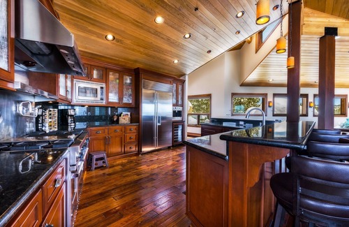 Tahoe Village Haus | Atemberaubende Aussicht auf den See! Mit einem Gatter geversehener Luxus für Ferien, Rückzüge u. Hochzeiten