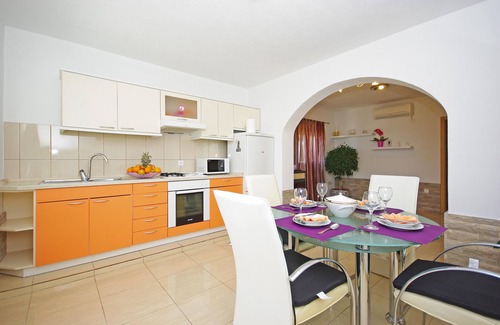 Vrgorac Villa | Das von Weinbergen und Obstgärten umgebene Landhaus befindet sich in Zavojane.