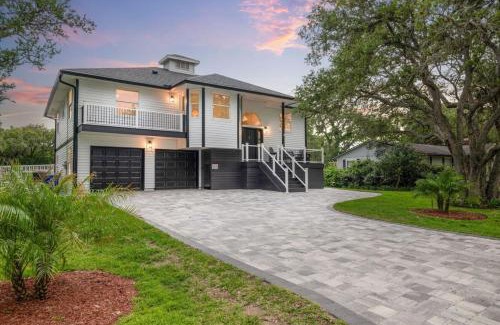 Vilano Beach Haus | Vilano Rose Slps 24, 6Bds, 5 Bths, Pool, Wlk to Beach, Golf, Pets