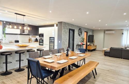 Berre-des-Alpes Villa | Villa Élégante à Berre-les-Alpes - Terrasse, Piscine & Vue Panoramique