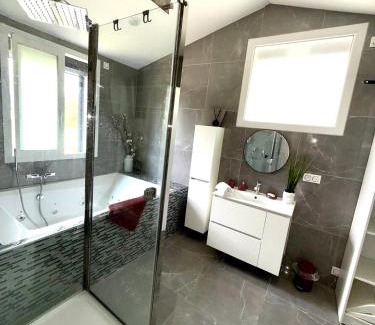 Berre-des-Alpes Villa | Villa Élégante à Berre-les-Alpes - Terrasse, Piscine & Vue Panoramique