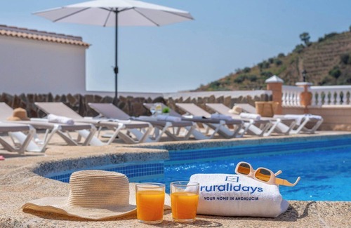 Sayalonga Hütte | Villa Alejandro Sayalonga by Ruralidays