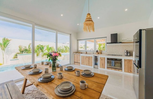 Esmeralda Villa | NEW | 3min to Beach, Billiard, HotTub, 8 sleeps