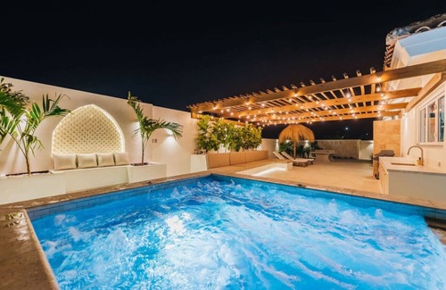 Esmeralda Villa | NEW | 3min to Beach, Billiard, HotTub, 8 sleeps