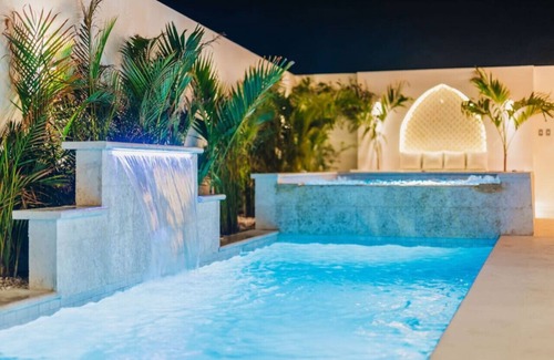 Esmeralda Villa | NEW | 3min to Beach, Billiard, HotTub, 8 sleeps