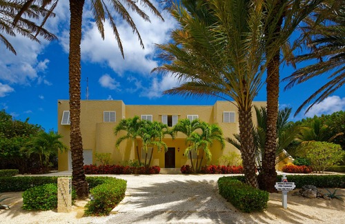 Old Man Bay Haus | Villa Caymanas: Inspirierte karibische Villa mit unberührtem Strand und Panoramabalkon