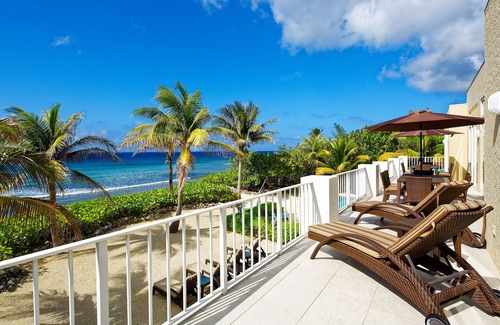 Old Man Bay Haus | Villa Caymanas: Inspirierte karibische Villa mit unberührtem Strand und Panoramabalkon
