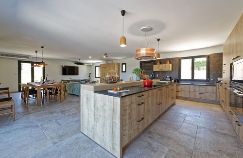 La Celle Haus | Villa Chardonnay, a large 7-bedroom building in the heart of an AB vineyard