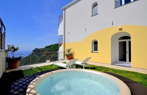 Pontone Haus | Villa Clarice D: Ein elegantes und modernes Studio-Apartment in ruhiger Lage.