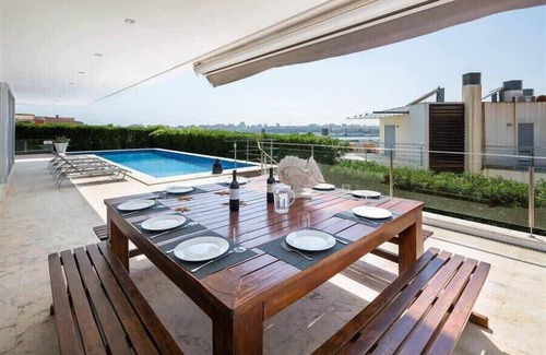 Ferragudo Villa | Villa Dodola - 5 bedroom modern style villa - great views of river! Walk to rest
