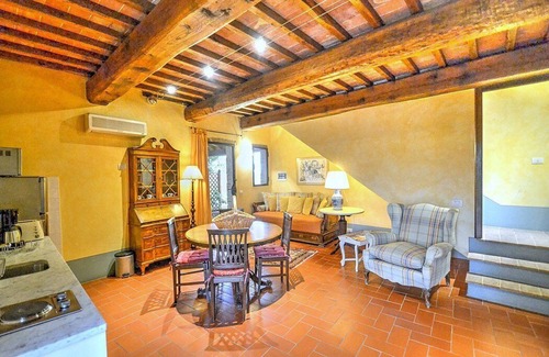 Certaldo Haus | Villa Gilia C: Eine charakteristische und einladende Wohnung, die Teil einer zweistöckigen Villa ist, die von viel Grün umgeben ist.
