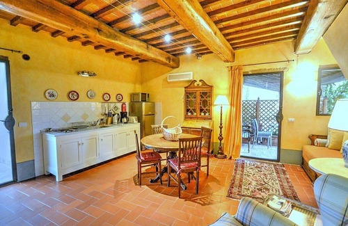 Certaldo Haus | Villa Gilia C: Eine charakteristische und einladende Wohnung, die Teil einer zweistöckigen Villa ist, die von viel Grün umgeben ist.