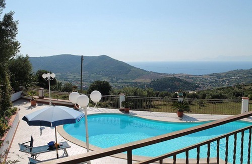 Agropoli Villa | Villa Gioconda: Eine bezaubernde dreistöckige Villa auf einem Hügel.