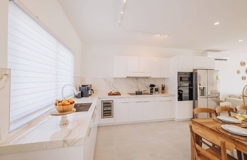 Sabana Liber Villa | Stunning Sunset Views, Big Pool, Hot Tub, Sleeps 8