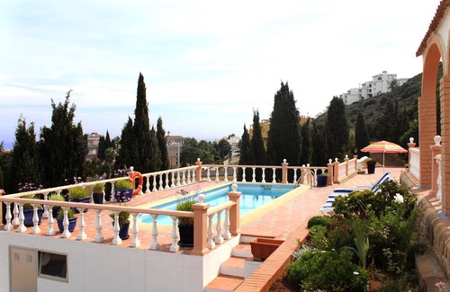 Puerto de la Duquesa Villa | Villa in einer schönen Lage mit Blick auf das Meer. Privater Pool, Klimaanlage und Internet.