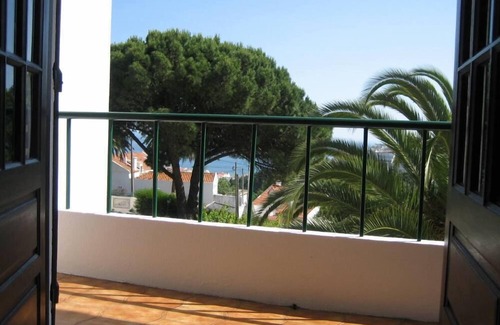 Santiago Villa | EIN HAUS MIT GARTEN IN SESIMBRA, NUR 900M VOM STRAND GELEGEN UND 35 KM VON LISSABON ENTFERNT, MIT MEER- UND SCHLOSSBLICK