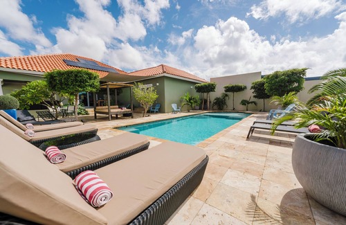 Cunucu Abao Villa | Villa " Island Vibes" private pool & walk to beach