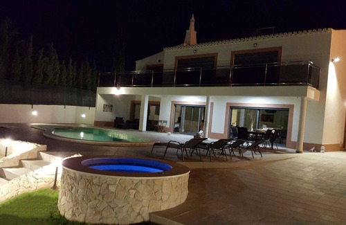 Olhos D'Agua Villa | Superb Villa 5 Schlafzimmer, Schlafmöglichkeiten für 10/14 Pool / Jacuzzi Heizung - Olhos De Agua, Alb