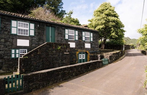 Sao Roque do Pico Hütte | Villa Misterio offers a beautiful and traditional home away from home.