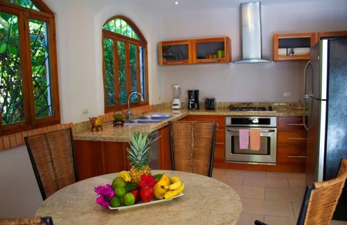 El Cerro Haus | Villa Monos Bailarines: 2BR Home + 1BR Studio Guest House, Pool & Wildlife!