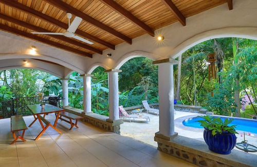 El Cerro Haus | Villa Monos Bailarines: 2BR Home + 1BR Studio Guest House, Pool & Wildlife!