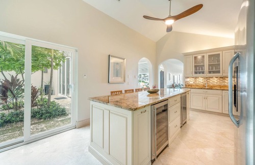South Sound Haus | Villa Mora: Luxe Beachfront Villa w/ Backyard Snorkeling, Pool, Spa + Outdoor Kitchen