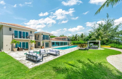 South Sound Haus | Villa Mora: Luxe Beachfront Villa w/ Backyard Snorkeling, Pool, Spa + Outdoor Kitchen