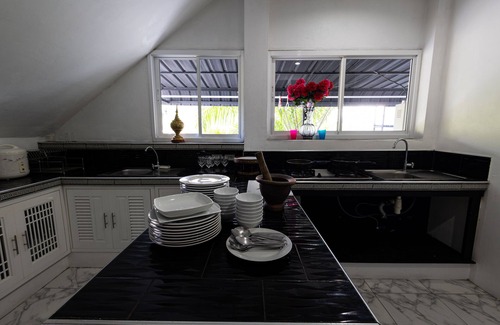 Chalong Villa | Private moderne Poolvilla mit Blick auf die Berge Tropical Living.