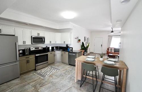 Crescent Beach Wohnung | Villa Olivō -2BR Modern Luxury-River & Ocean Access