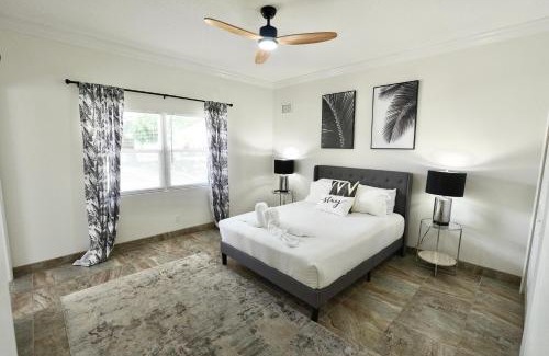 Crescent Beach Wohnung | Villa Olivō -2BR Modern Luxury-River & Ocean Access