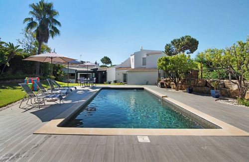 Vilamoura Villa | Villa "Pine Lodge" geschlossene Residenz mit beheiztem Privatpool